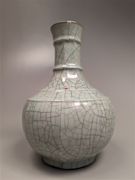 Fine Song-Style Guan-Type Crackle Celadon Vase